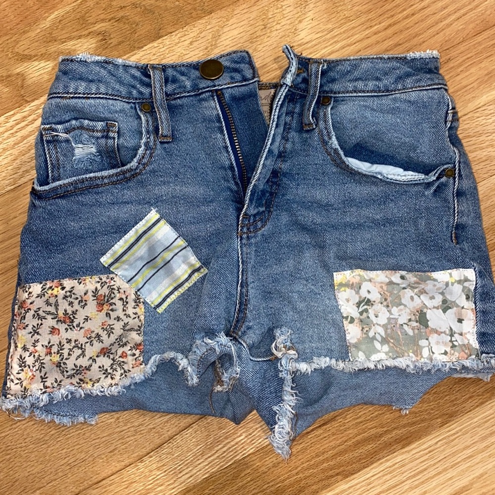Wondering denim shorts with patches